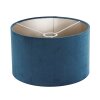 Steinhauer Lampadaire Bloeba à bras coudé orientable, abat-jour bleu, près du canapé