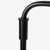 Steinhauer Lampadaire Bloeba à bras coudé orientable, abat-jour bleu, près du canapé
